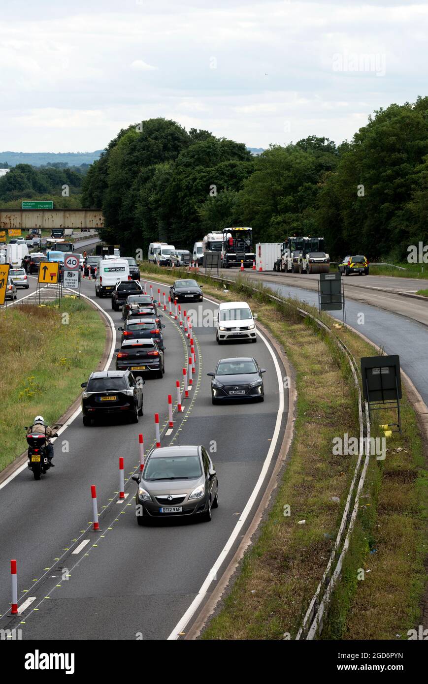 Two-way traffic on one side of the A46 dual carriageway during resurfacing, Warwick, UK Stock Photo