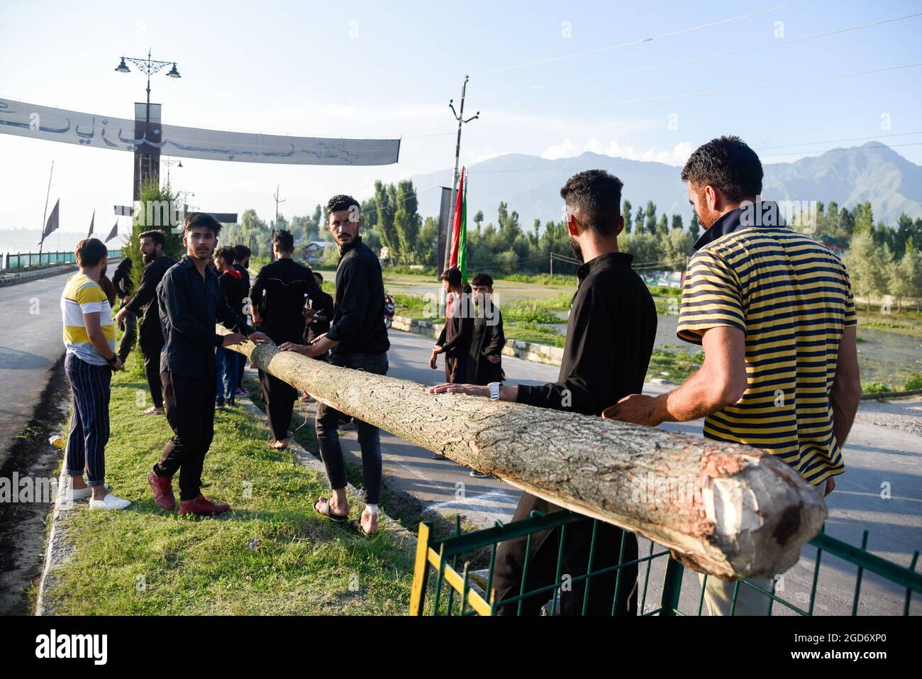 Kashmiri Shia Muslims erect a 75 feet tall flag ahead of Ashura ...
