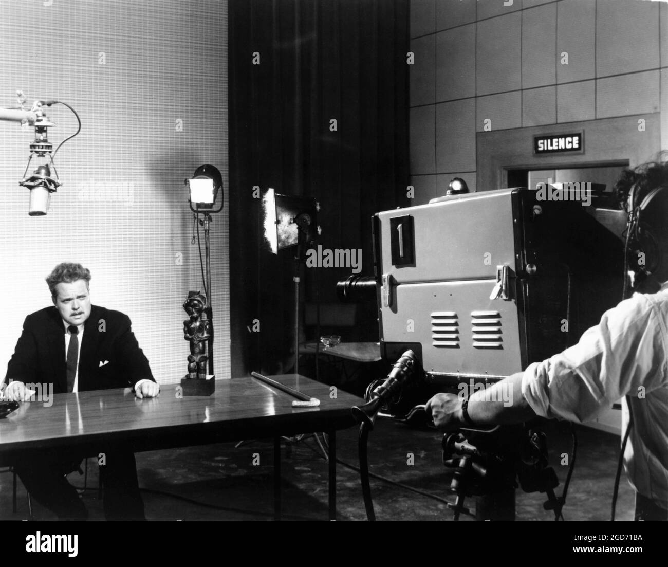 ORSON WELLES in TV Studio in THE ROOTS OF HEAVEN 1958 director JOHN HUSTON novel Romain Gary screenplay Romain Gary and Patrick Leigh-Fermor music Malcolm Arnold Darryl F. Zanuck Productions / Twentieth Century Fox Stock Photo