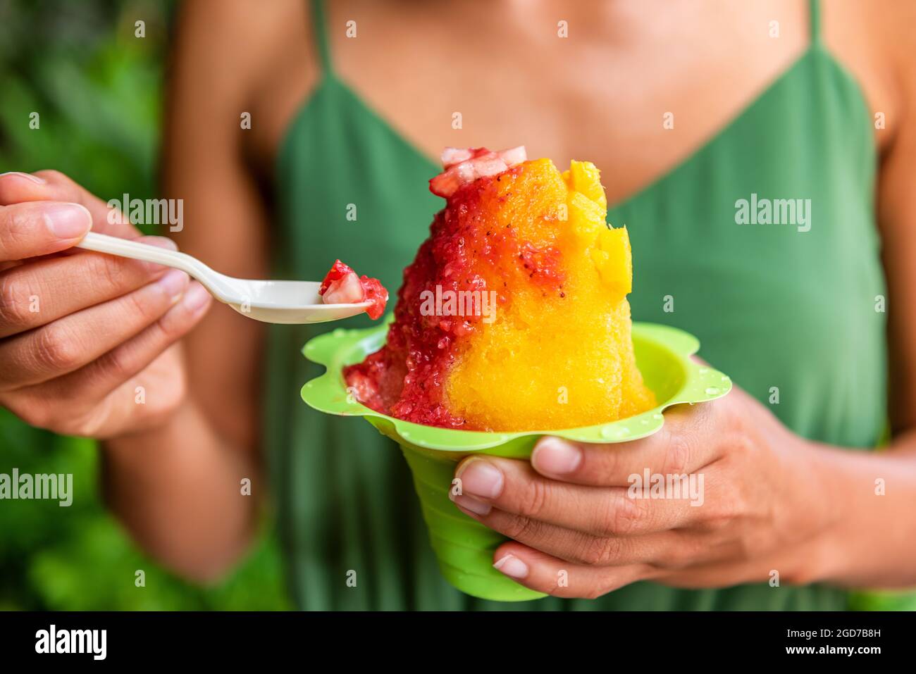 Girl eating snow cone hires stock photography and images Alamy