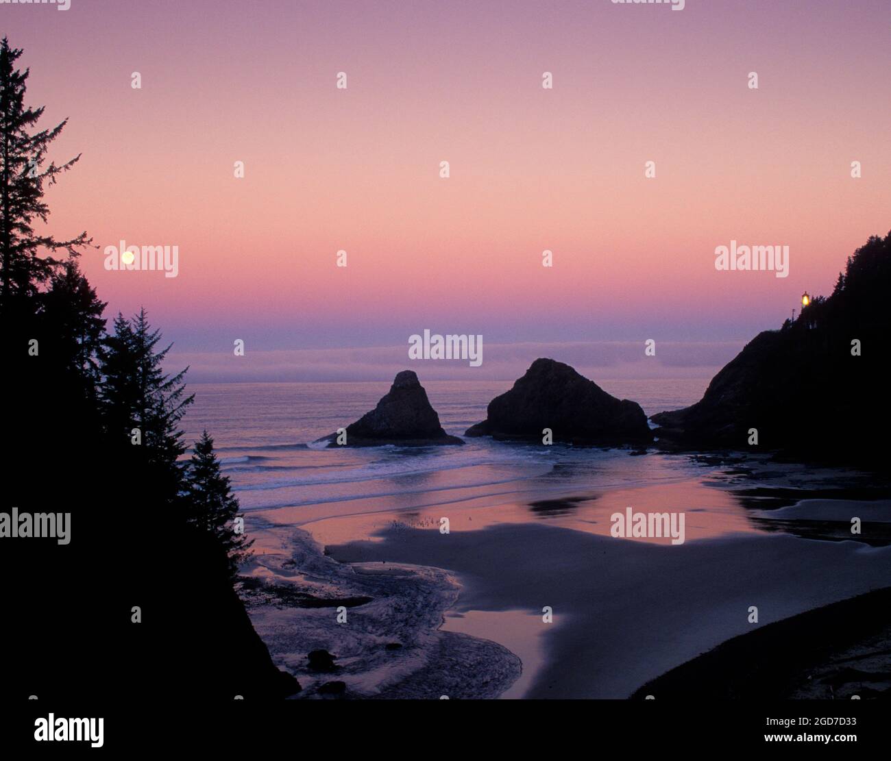 Full Moon Setting Over Ocean Hi Res Stock Photography And Images Alamy