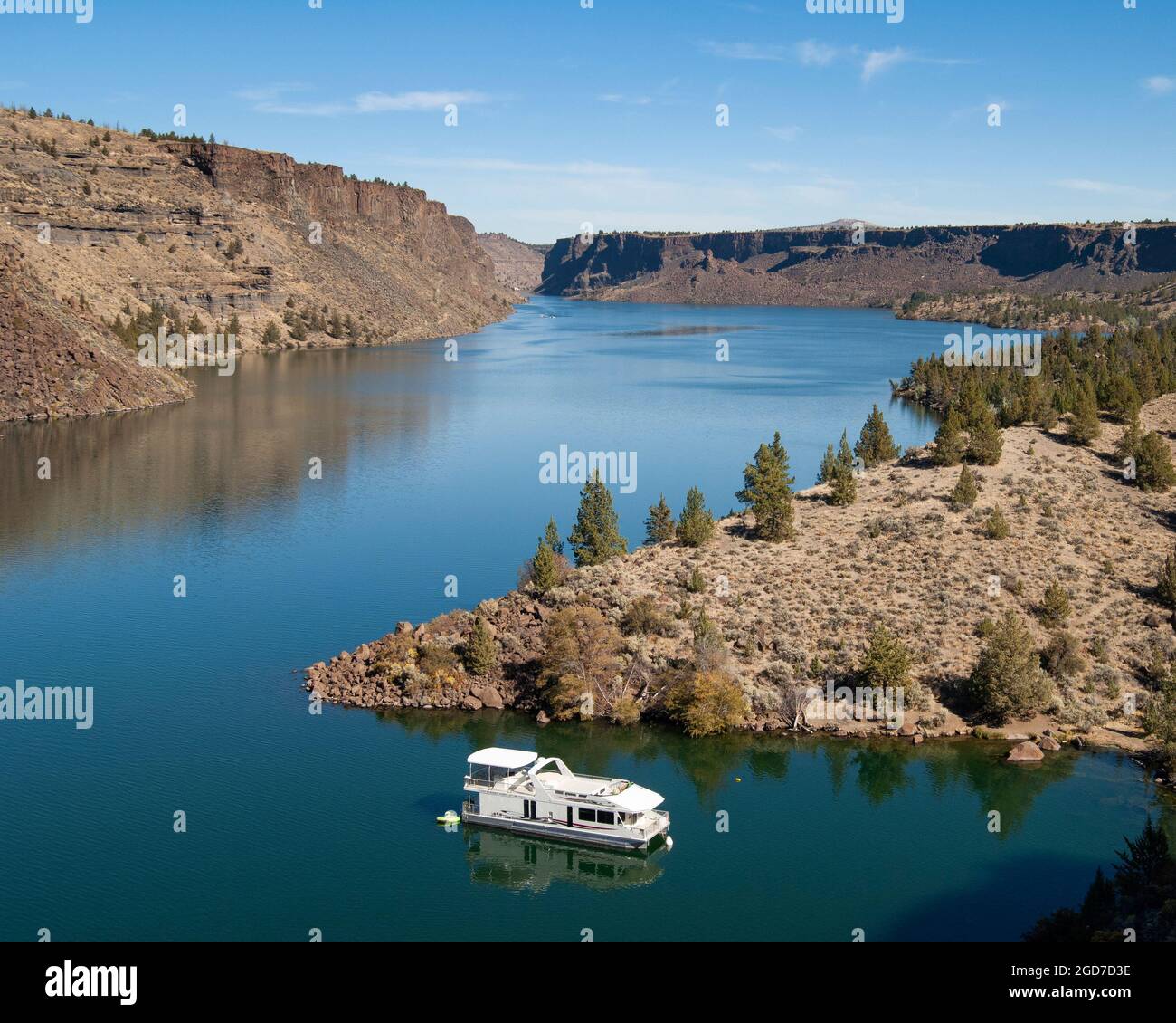 Houseboat on Lake Billy Chinook in Central Oregon Stock Photo Alamy