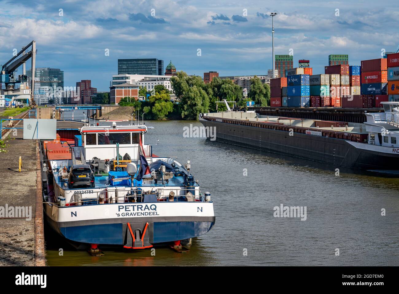 Neuer Zollhof Gebäudekomplex, die Gehry Bauten, am Medienhafen, dahinter das Stadttor Gebäude, Hafenanlagen, Containerschiff am Terminal des DCH Düsse Stock Photo