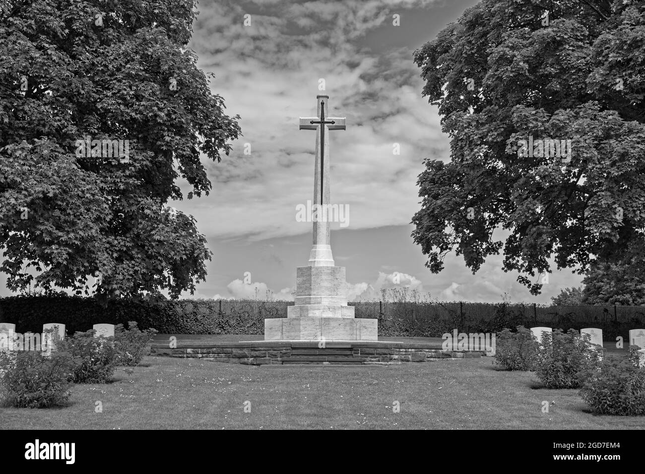 Cross of Sacrifice with Greatsword in Hanover War Cemetery (CWGC) 2. WW and Military Cemetery Seelze / Ahlem, Deutschland / Germany Stock Photo