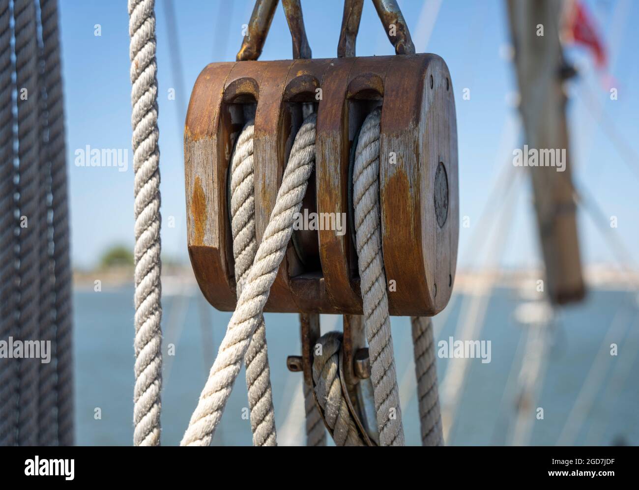 Ropes and pulleys on ship hi-res stock photography and images - Alamy