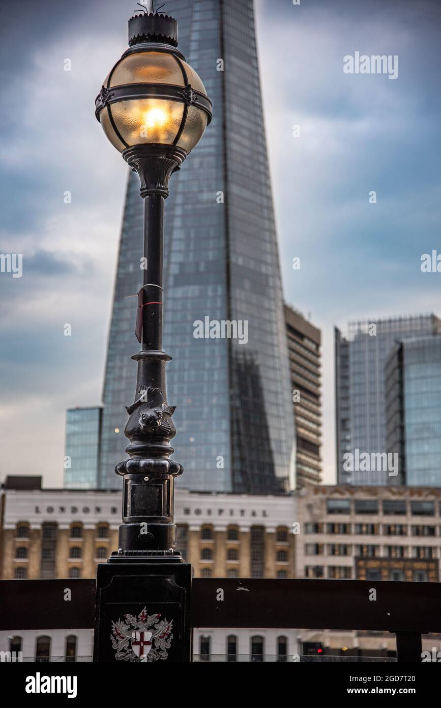 Street lamp london traditional hi-res stock photography and images - Alamy