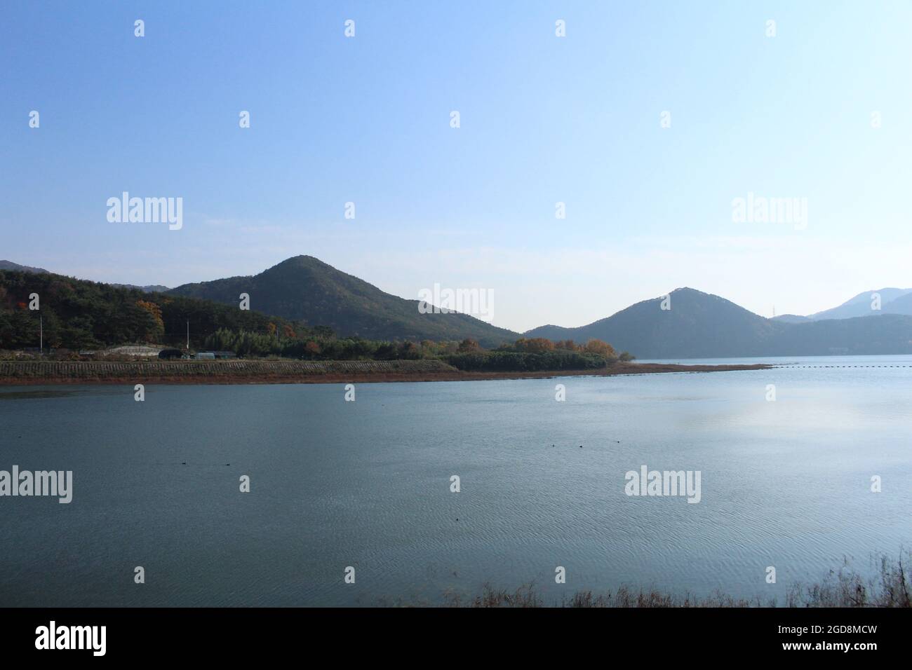 Beautiful lake mountain ranges hi-res stock photography and images - Alamy