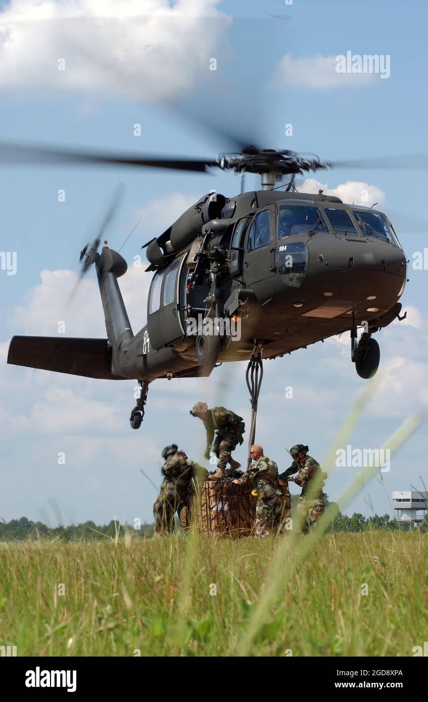 US Army (USA) personnel of the 82nd and 101st Medical Companies, Fort Riley, Kansas (KS), hookup a pallet of supplies to USA MH-60 Black Hawk (Blackhawk) helicopter during an exercise at the Joint Readiness Training Center (JRTC), Fort Polk, Louisiana (LA).  This quarterly exercise tests the abilities of the forward-deployed medical community to meet the immediate needs of the wounded warrior.  (USAF PHOTO BY MSGT JONATHAN F. DOTI 050818-F-6988D-005) Stock Photo