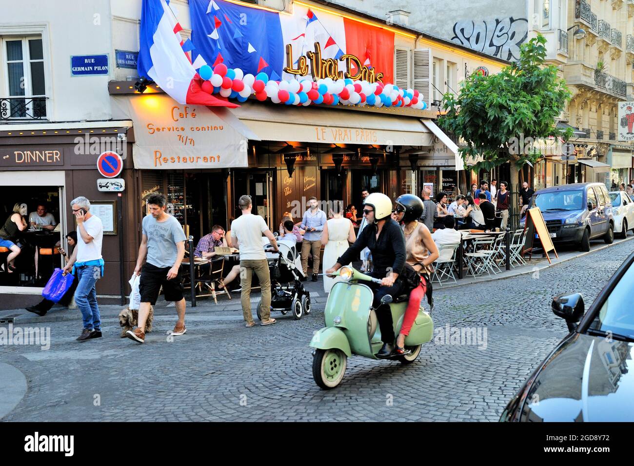 FRANCE, PARIS (75) 18TH ARRONDISSEMENT, MONTMARTRE AND ABBESSES DISTRICT, LE VRAI PARIS BAR AND RESTAURANT Stock Photo
