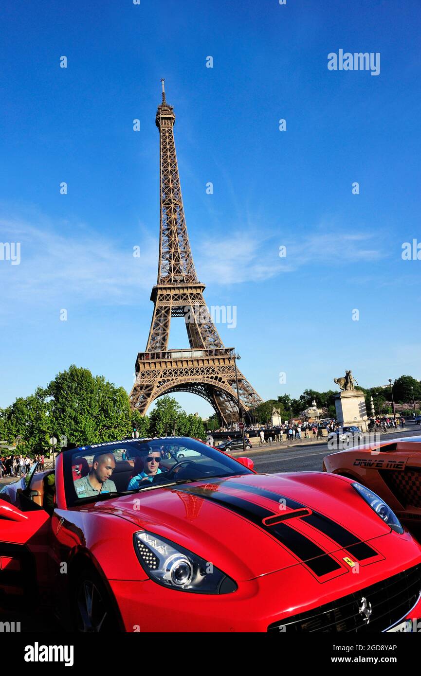 Car in front eiffel tower hi-res stock photography and images - Alamy