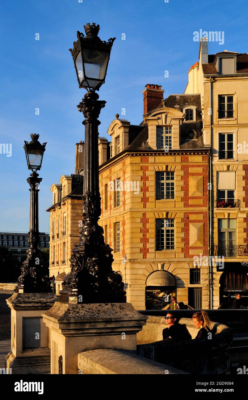 FRANCE, PARIS (75) 1ST ARRONDISSEMENT, THE QUAYS OF THE SEINE RIVER ...
