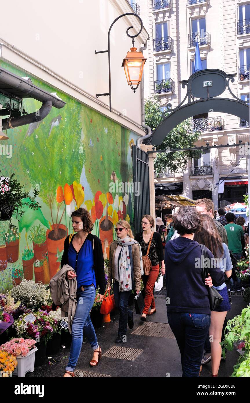 FRANCE, PARIS (75) 3RD ARRONDISSEMENT, MARCHE DES ENFANTS ROUGES COVERED MARKET, FLOWER SHOP Stock Photo