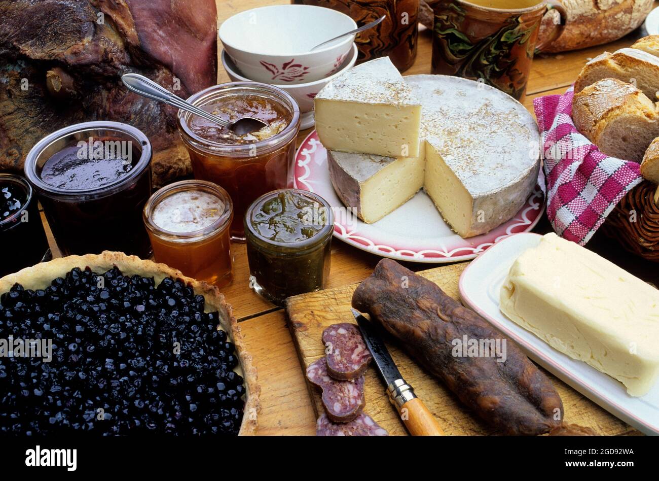 FRANCE, HAUTESAVOIE (74) PRAZSURARLY, TEA TIME AT FARM, LOCAL DISHES