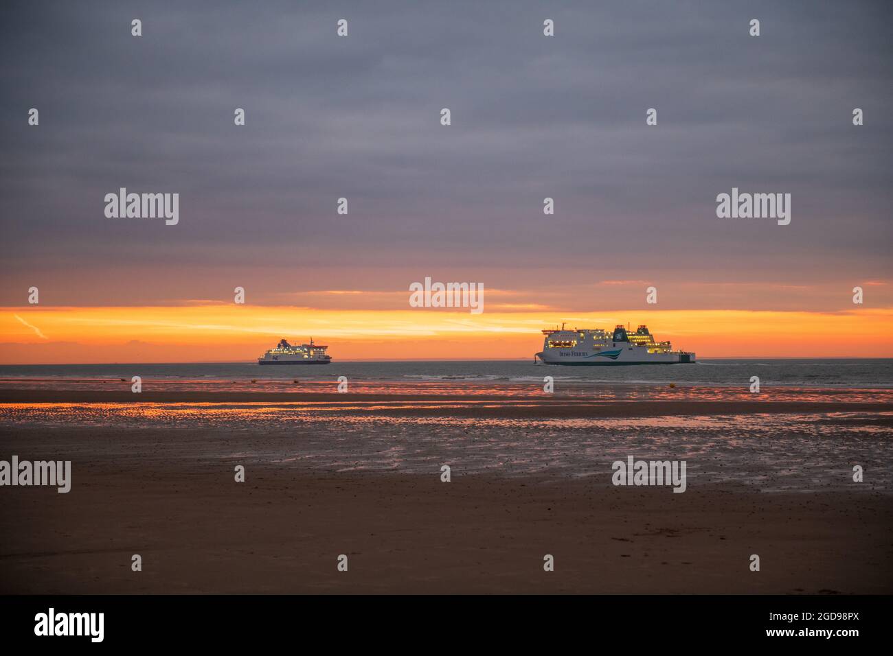 Ferries sur la Manche au coucher de soleil, France, Pas de Calais, été Stock Photo
