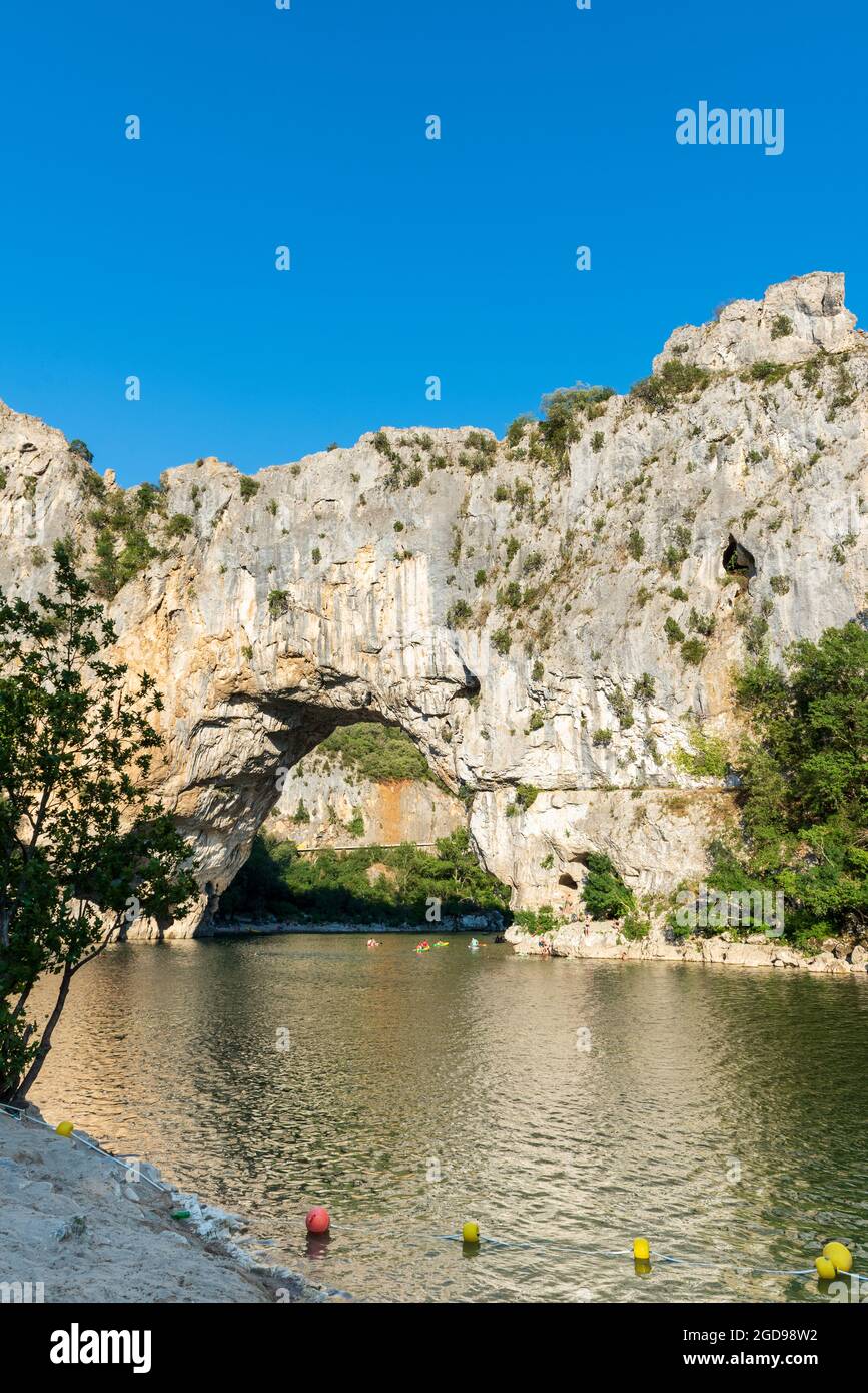 Le Pont d’Arc dans les Gorges de l’Ardèche, Vallon-Pont-d'Arc, France ...