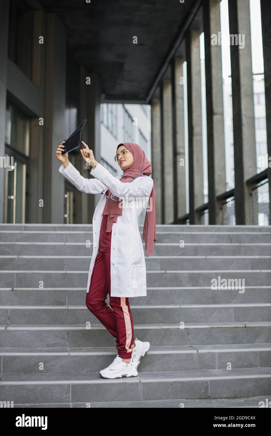 Hijab doctor full hires stock photography and images Alamy