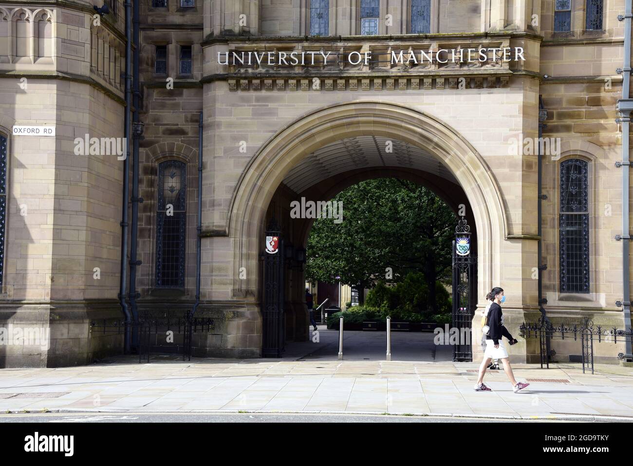 People walk past the Whitworth Building, University of Manchester, Manchester, UK. Stock Photo