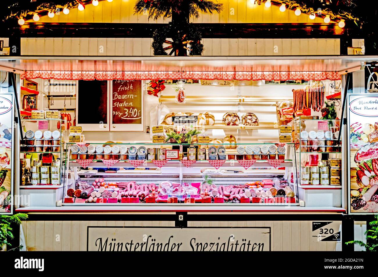 Stall at the Christmas market in Bochum; Münsterländer Verkaufsstand auf dem Weihnachtsmarkt in Bochum Stock Photo