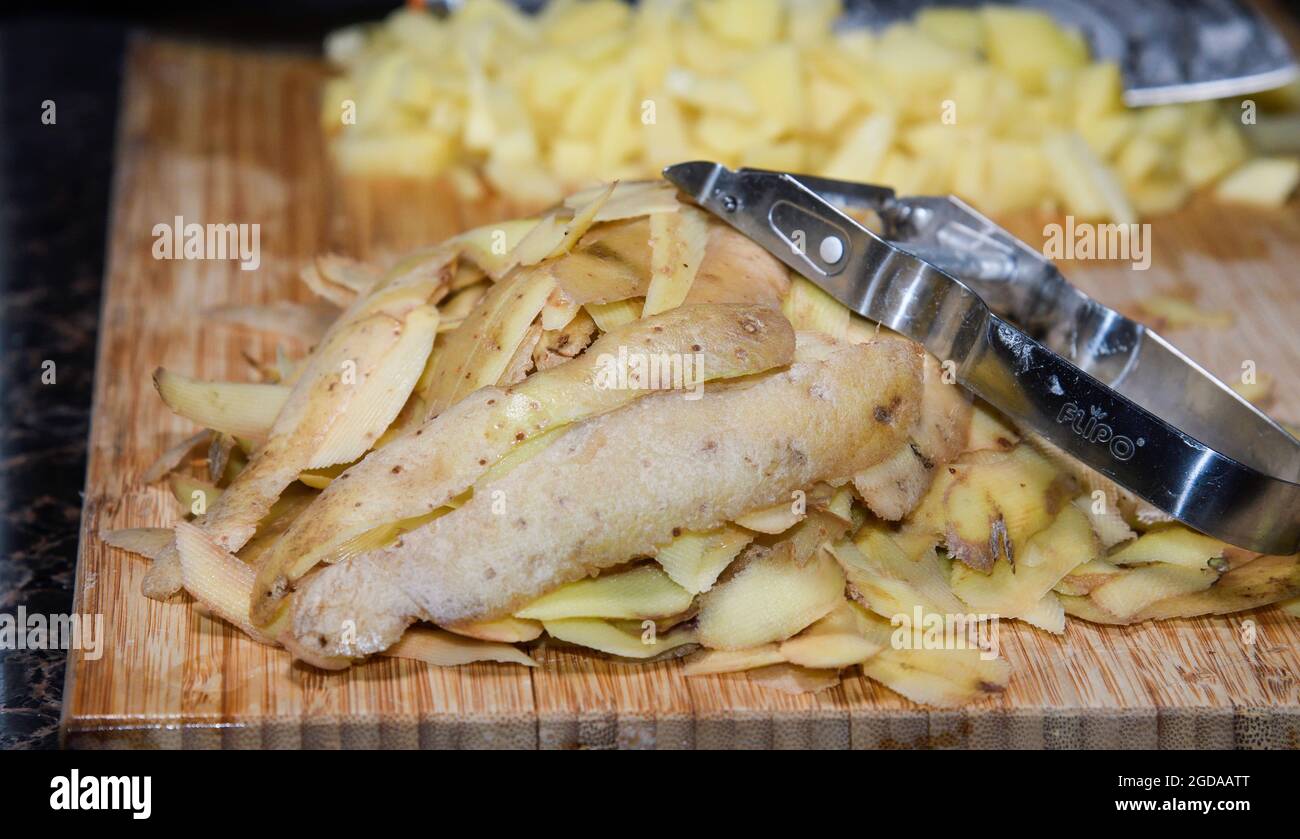 Peeling red onion hi-res stock photography and images - Alamy