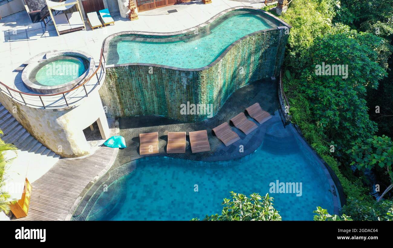 Infinity hotel pool in luxury hotel resort. Ubud, Bali, Indonesia Stock  Photo - Alamy