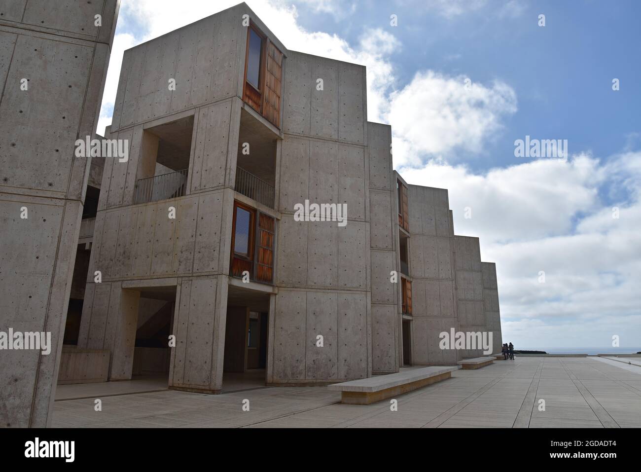 Landscape with symmetric building masses flowing towards the Pacific   ocean at Salk Institute for Biological Studies in La Jolla San Diego California Stock Photo