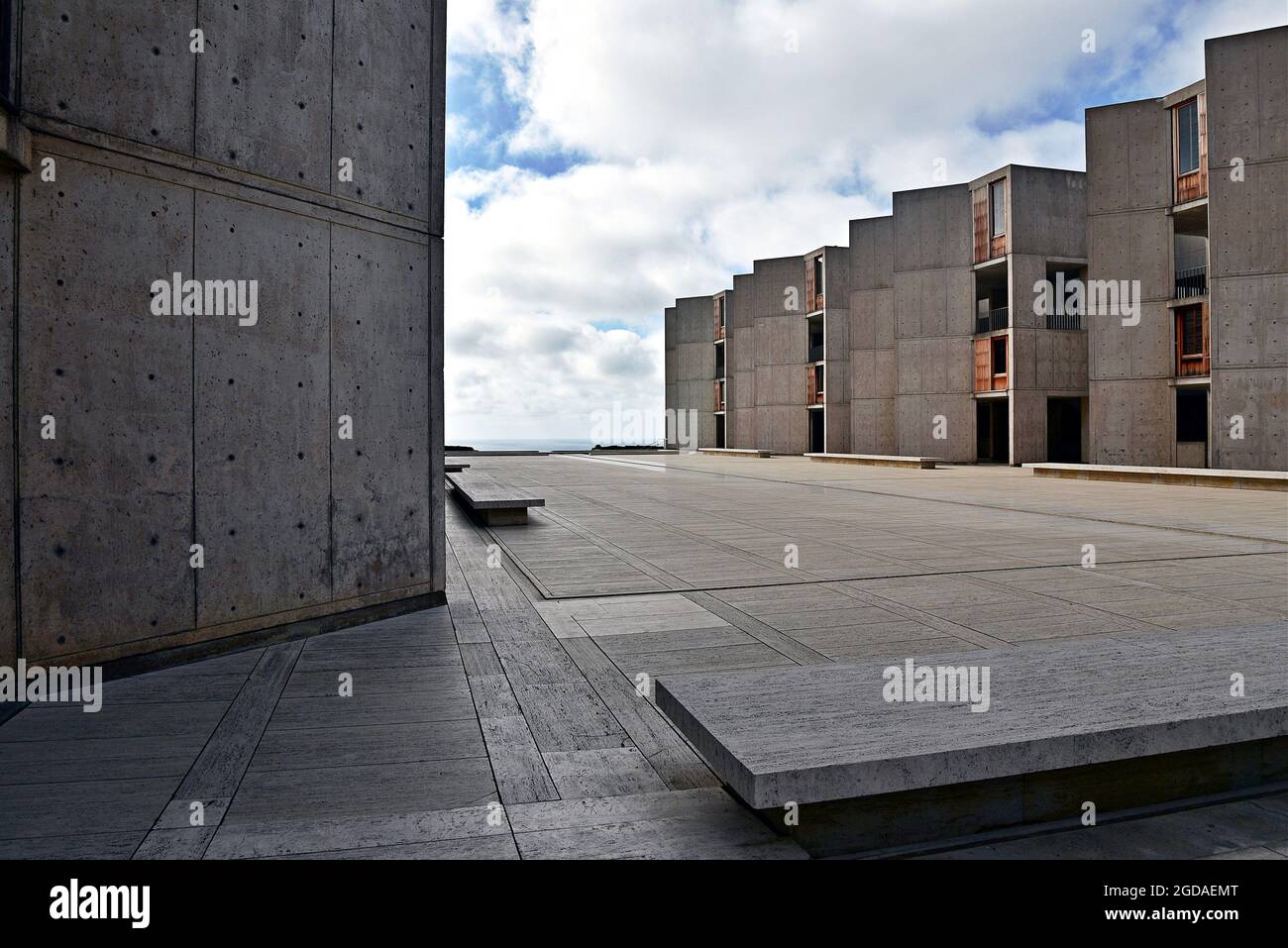 Landscape with symmetric building masses flowing towards the Pacific   ocean at Salk Institute for Biological Studies in La Jolla San Diego California Stock Photo