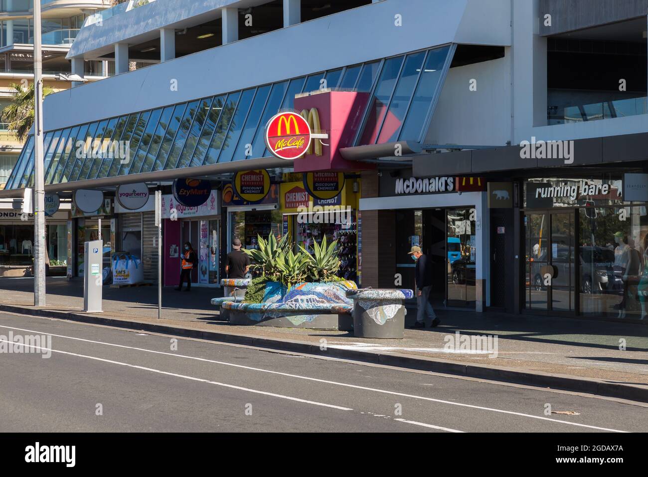 Sydney, Australia. Thursday 12th August 2021. Shops along Campbell Parade Bondi Beach, looking empty. Lockdown restrictions for parts of  greater Sydney have been further extended due to the Delta Variant spreading. Credit: Paul Lovelace/Alamy Live News Stock Photo