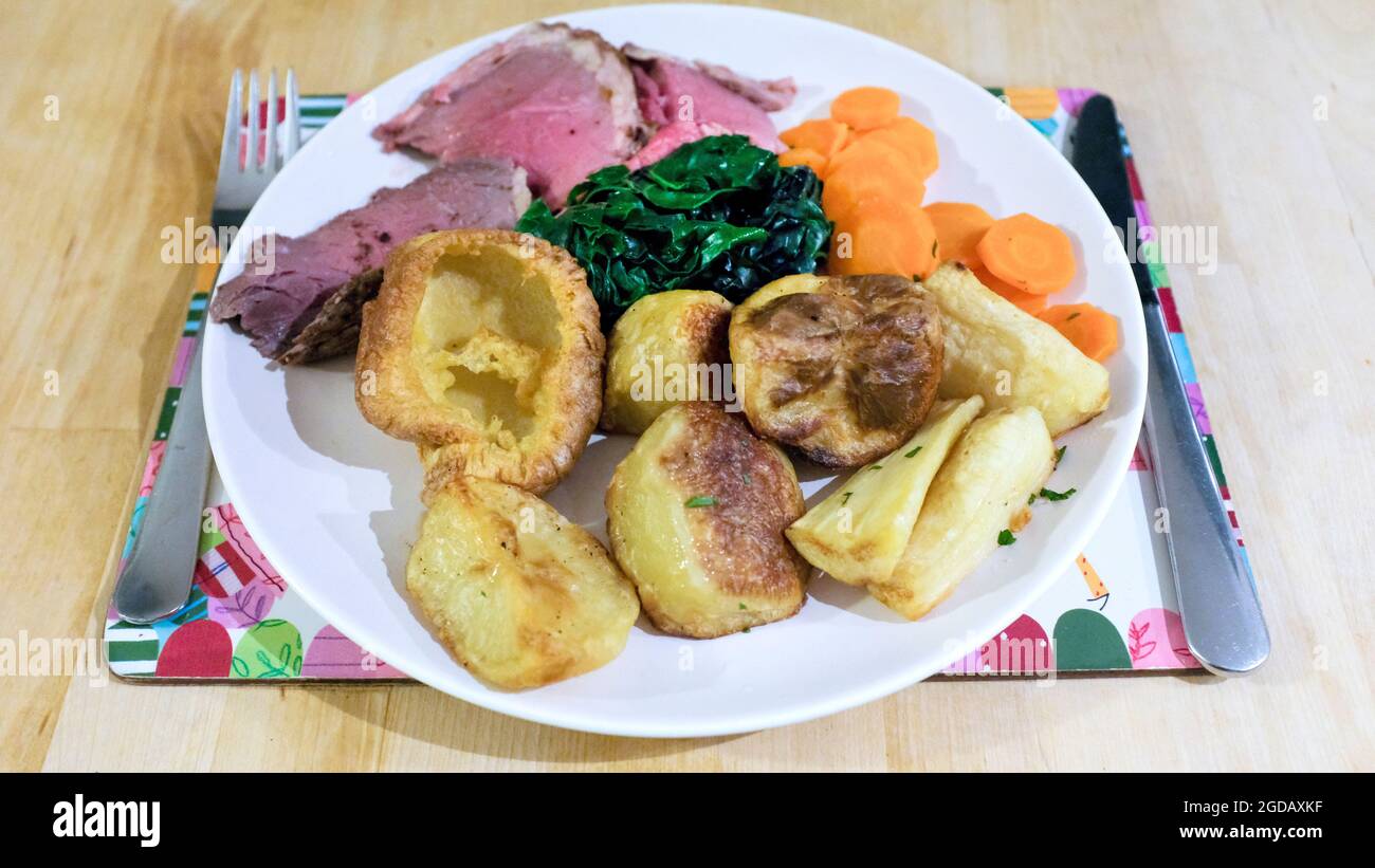 Rare roast beef and Yorkshire pudding roast beef dinner Stock Photo Alamy