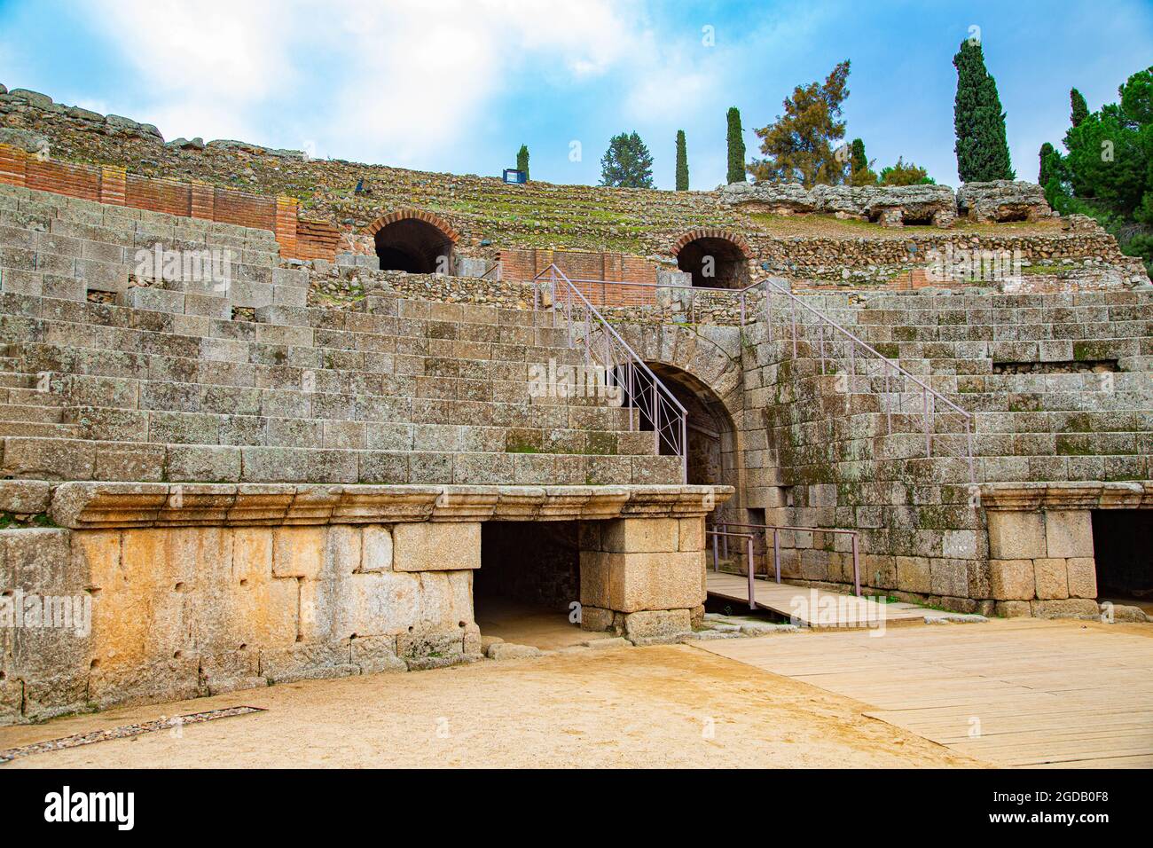 Coliseo o Arena de juegos romanos de la ciudad de Merida, con arcos de entrada y gradas rodeándola Stock Photo