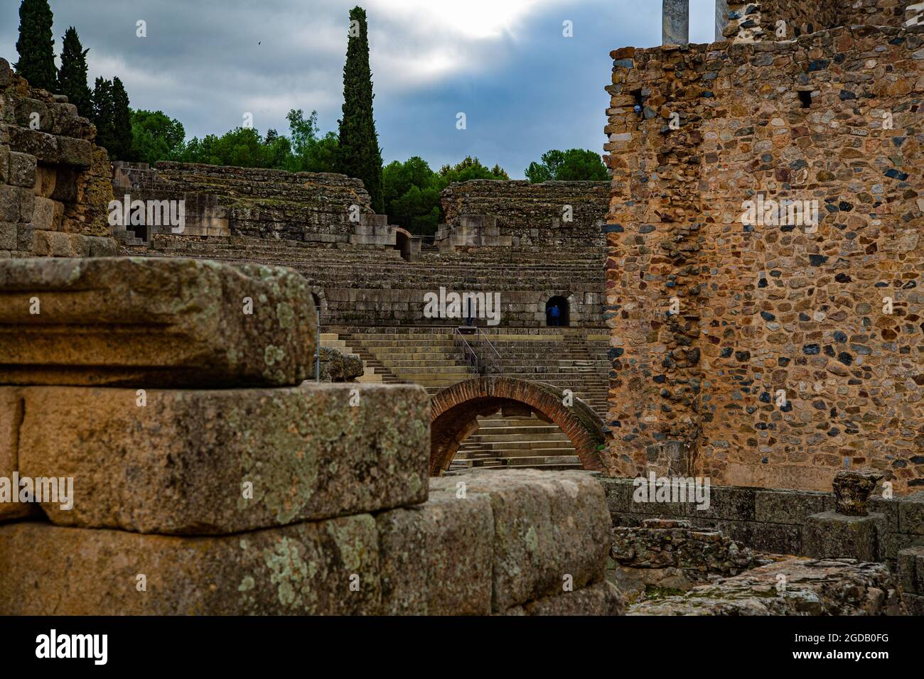 Teatro Romano de Mérida, con gran sonoridad, gradas de espectadores y adornos en columnas de mármol en escenario Stock Photo