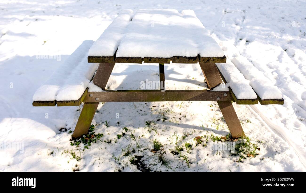 A park bench covered in snow Stock Photo - Alamy