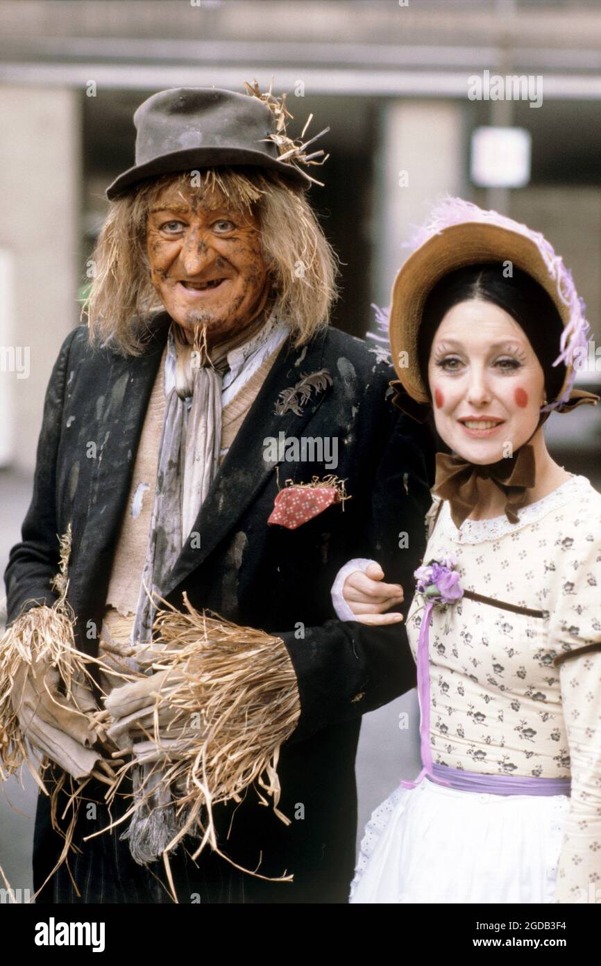 File photo dated 4/2/1981 of Jon Pertwee as Worzel Gummidge and Una Stubs as Aunt Sally. The actress, known for her roles in TV shows like Worzel Gummidge, Till Death Us Do Part, Sherlock and EastEnders, has died at the age of 84. Issue date: Thursday August 12, 2021. Stock Photo
