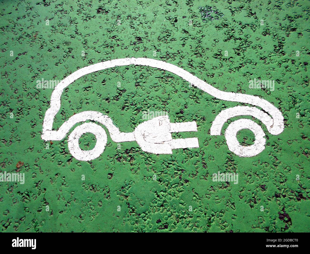 In a parking space hi-res stock photography and images - Alamy