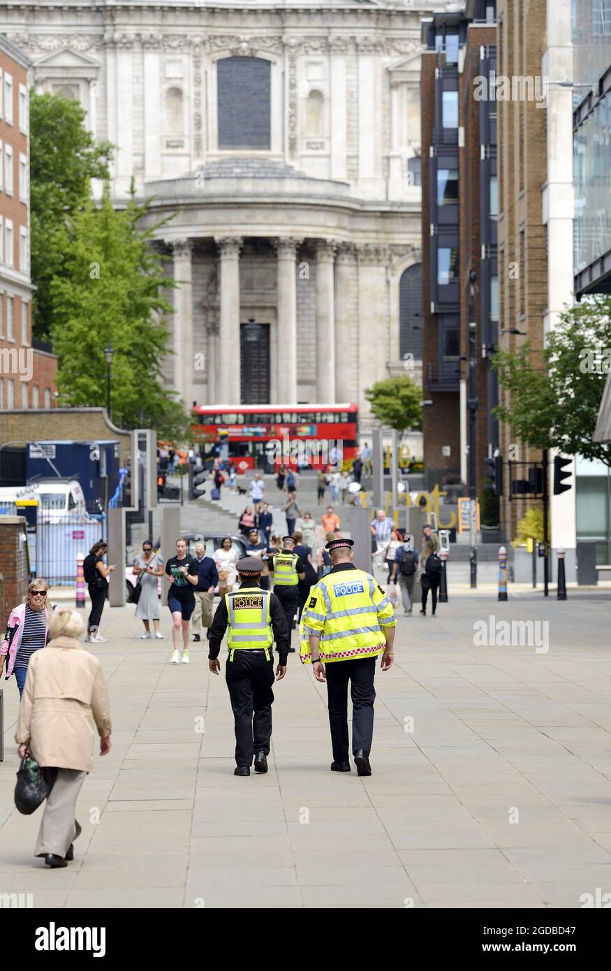 City of london police at st pauls hi-res stock photography and images ...