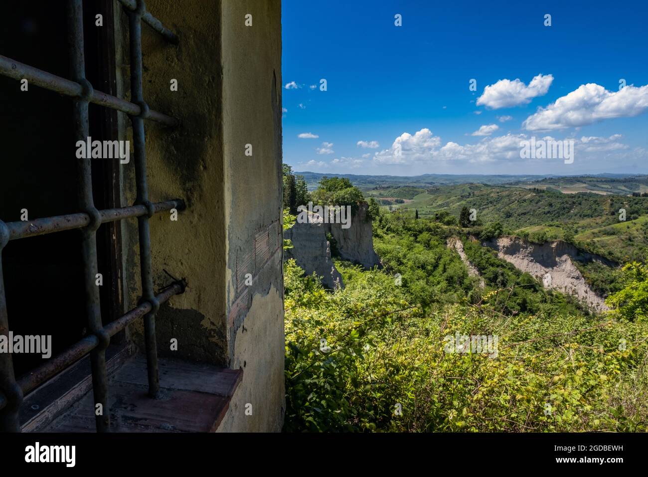 Ancient abandoned house and trekking in Certaldo to discover the gullies of Casale, a landscape with erosive phenomena with a final visit to the ancie Stock Photo