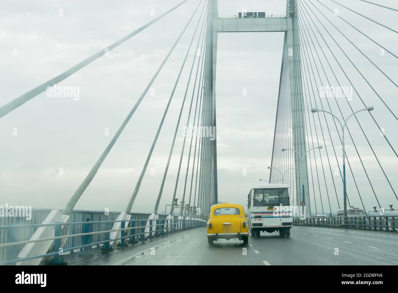HOWRAH, WEST BENGAL , INDIA - AUGUST 7TH 2016 : Vidyasagar Setu (Bridge)  over river Ganges, 2nd Hooghly Bridge. Connects Howrah and Kolkata, Longest  C Stock Photo - Alamy
