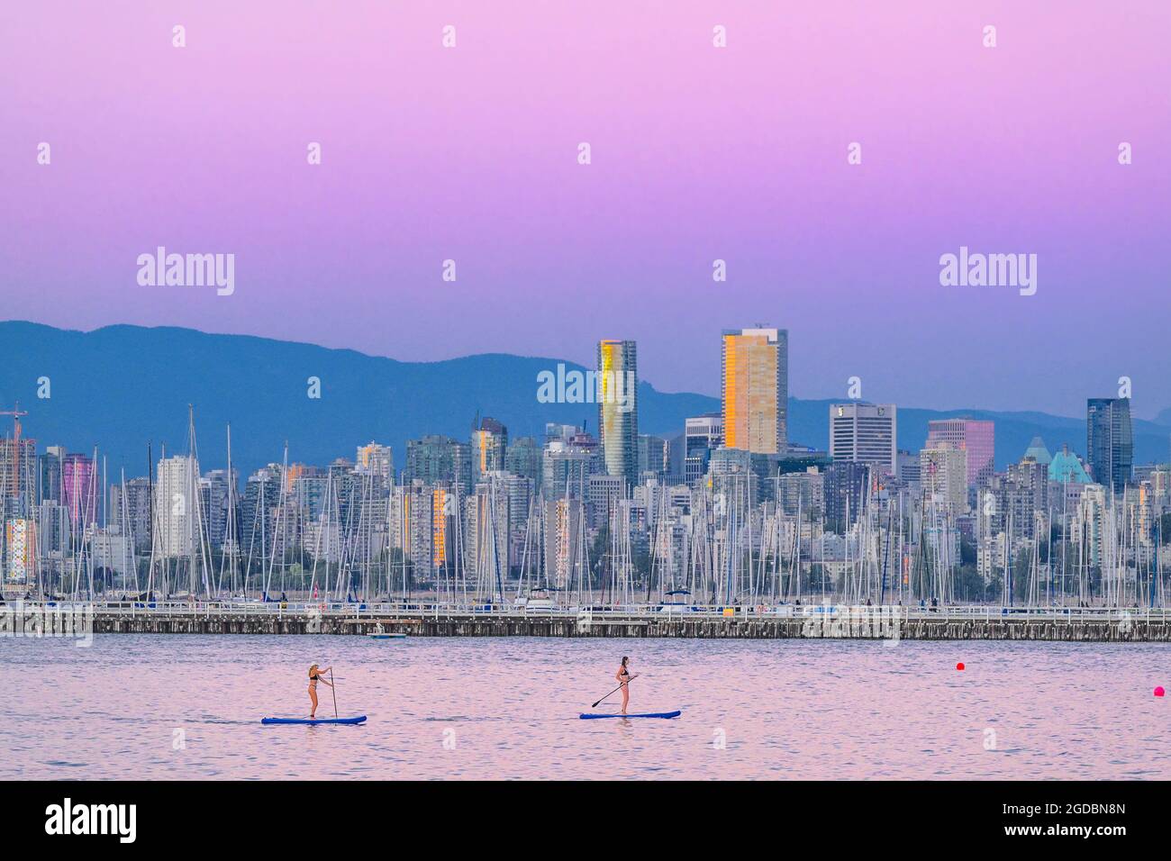 Stand up paddleboarders, English Bay, Vancouver, British Columbia, Canada Stock Photo