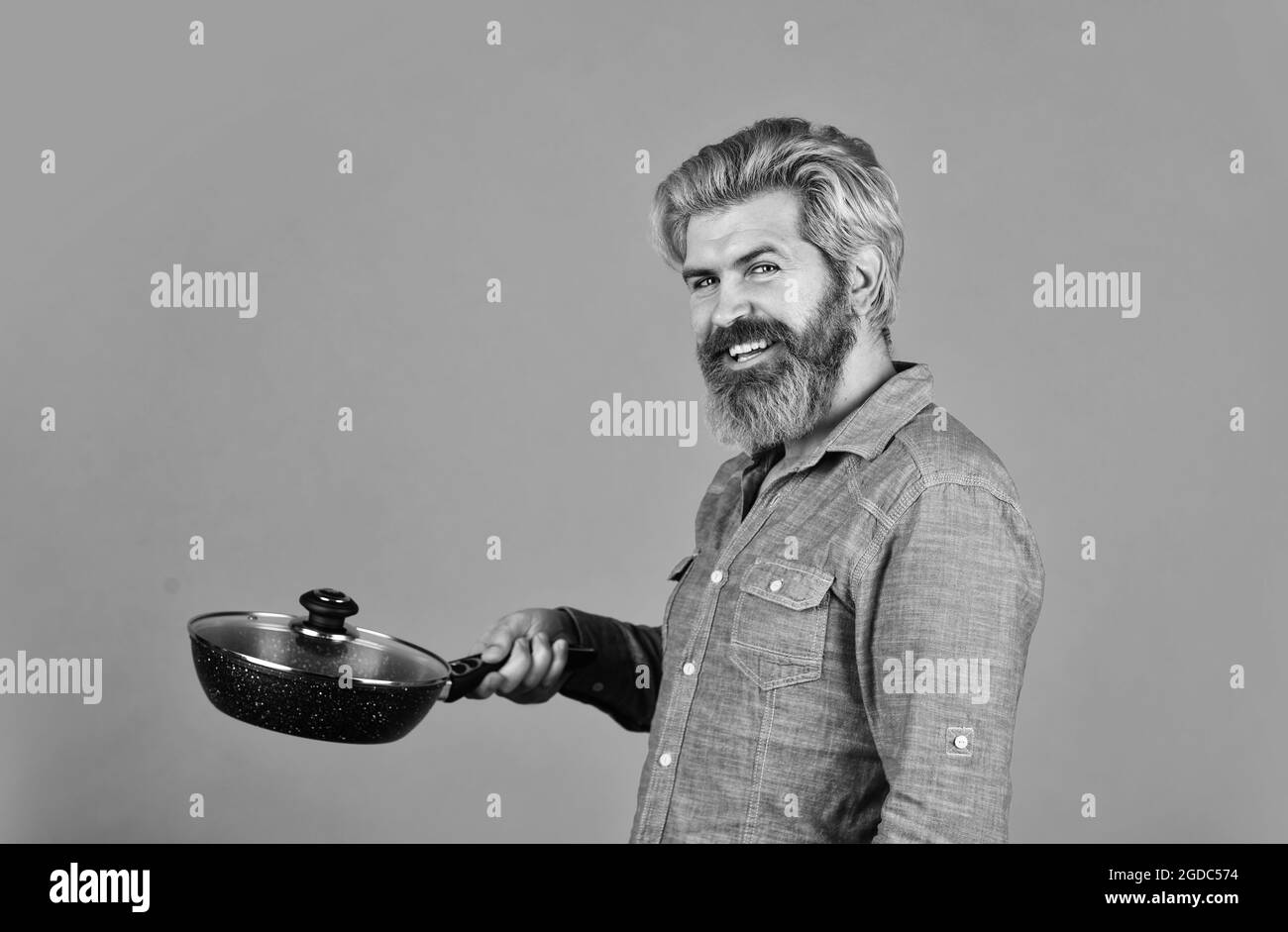 Enameled cast iron cooking vessels. Saucepan glass lid. Nonstick pan