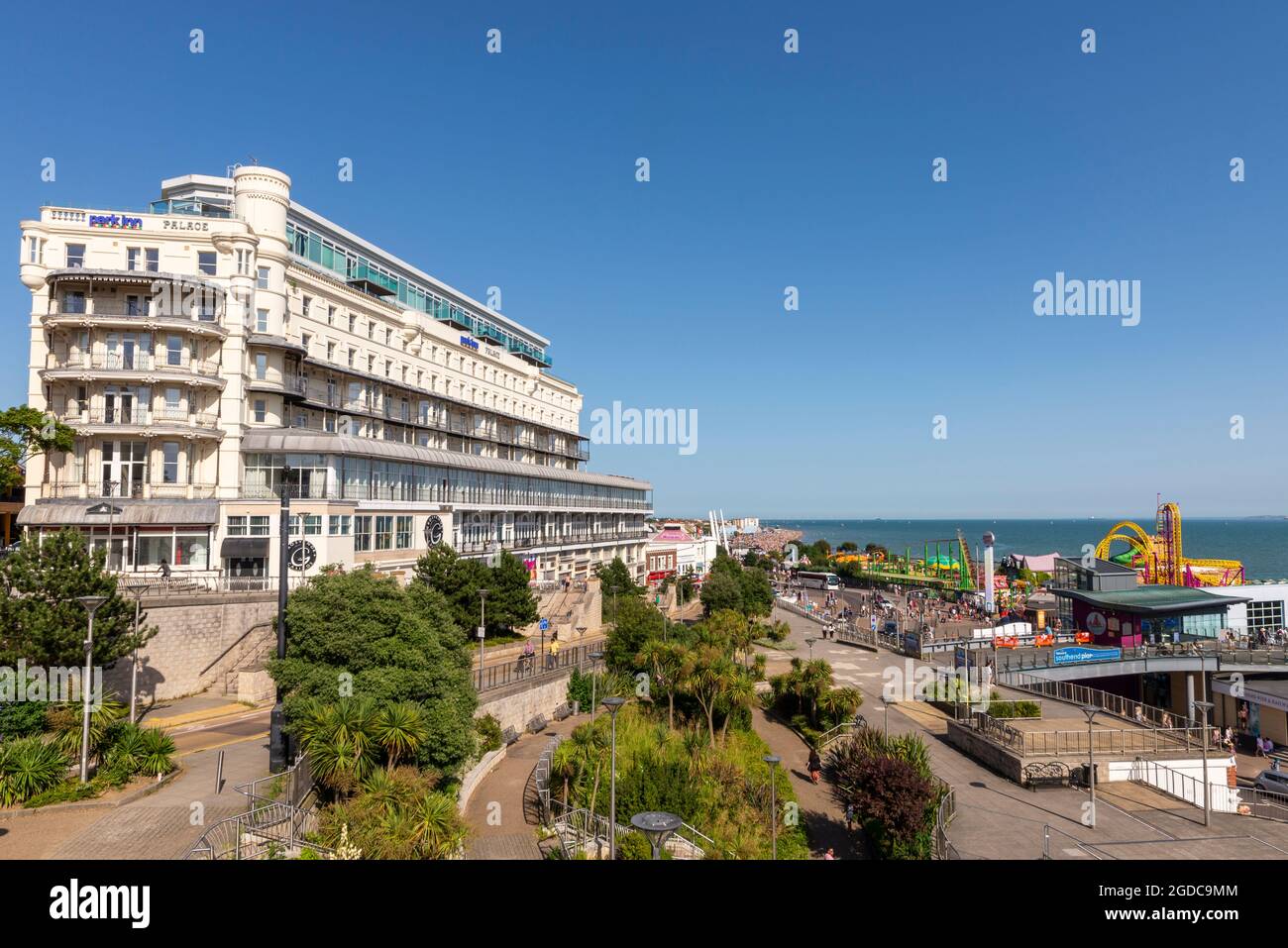 Park Inn Palace Hotel, by Radisson Palace, on Pier Hill overlooking the seafront at Southend-on-Sea, Essex. Seaside attractions and horizon of estuary Stock Photo