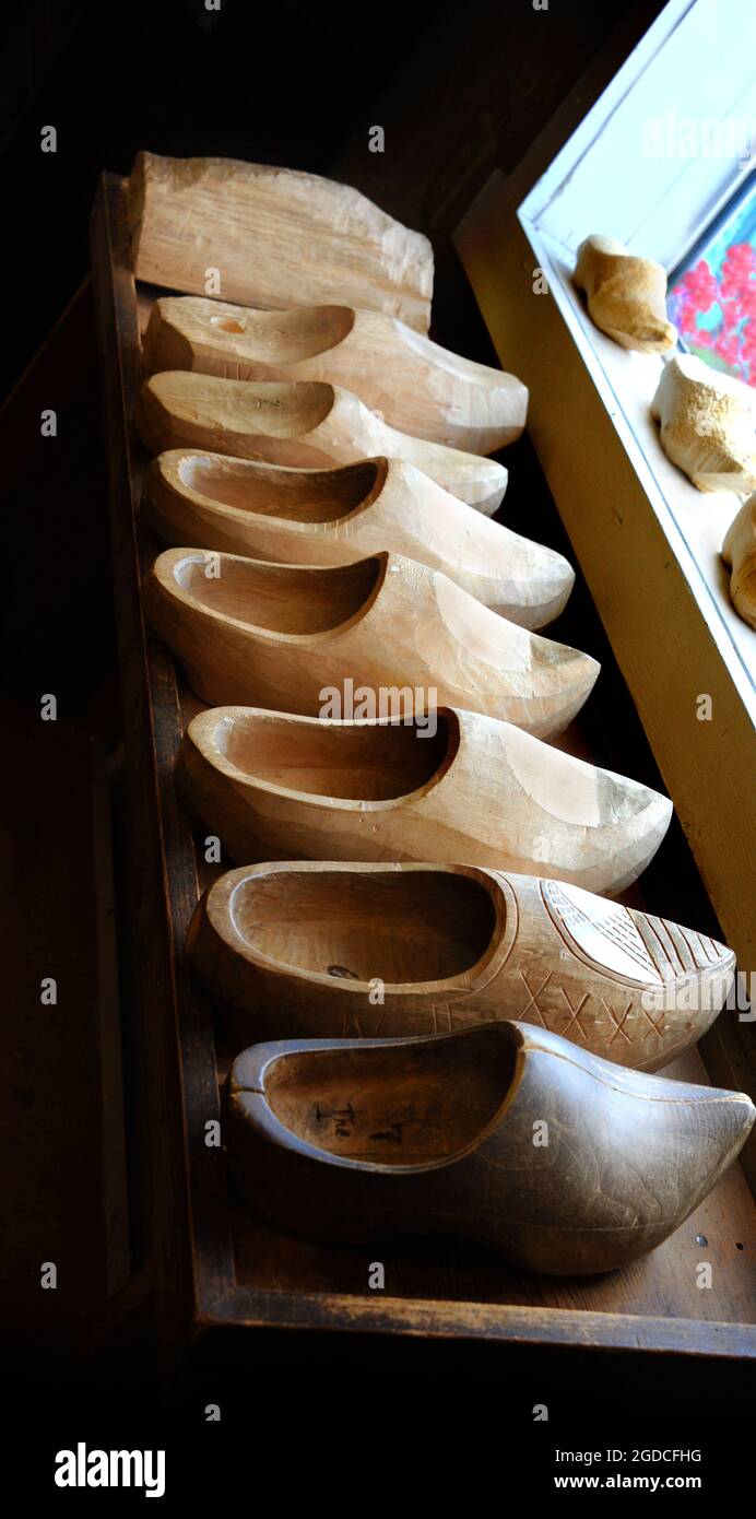 Types of wooden clearance shoes