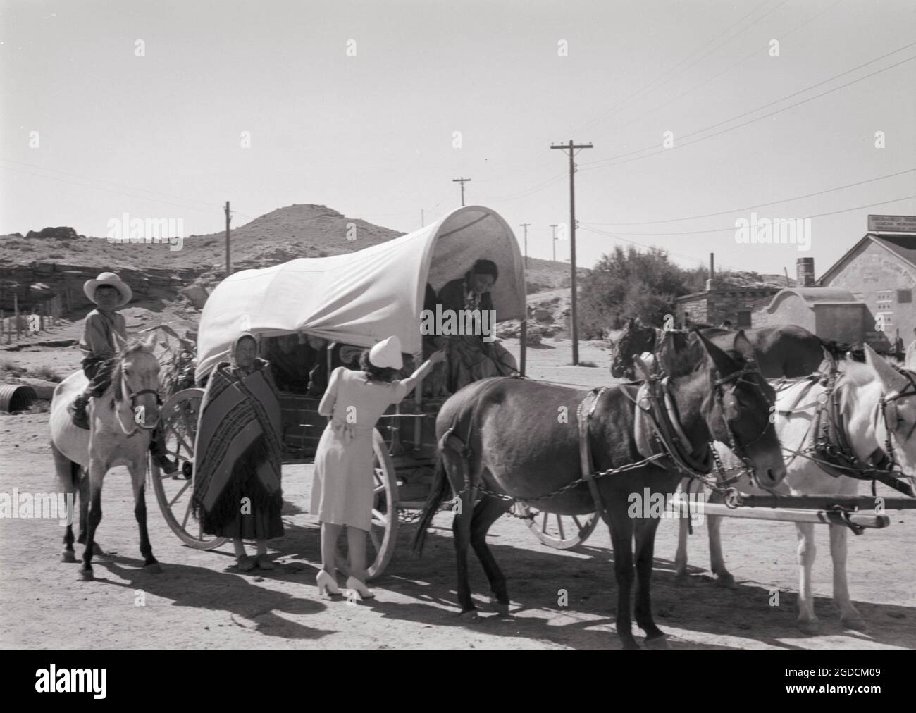 Navajos in covered wagon hires stock photography and images Alamy