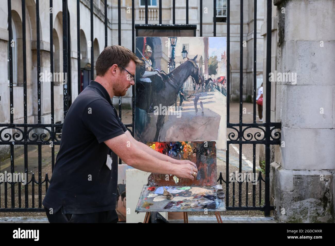 London, UK, 10 August 2021. Artist Rob Pointon painting a member of the  Queen's Life Guard outside Horse Guards Parade. Credit: Waldemar Sikora  Stock Photo - Alamy