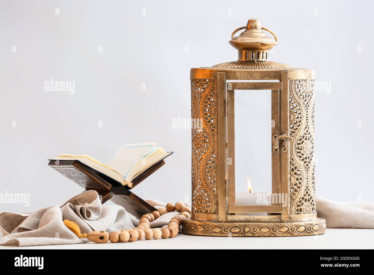 Planet meditativ En begivenhed Muslim lantern with Quran and tasbih on light background Stock Photo - Alamy