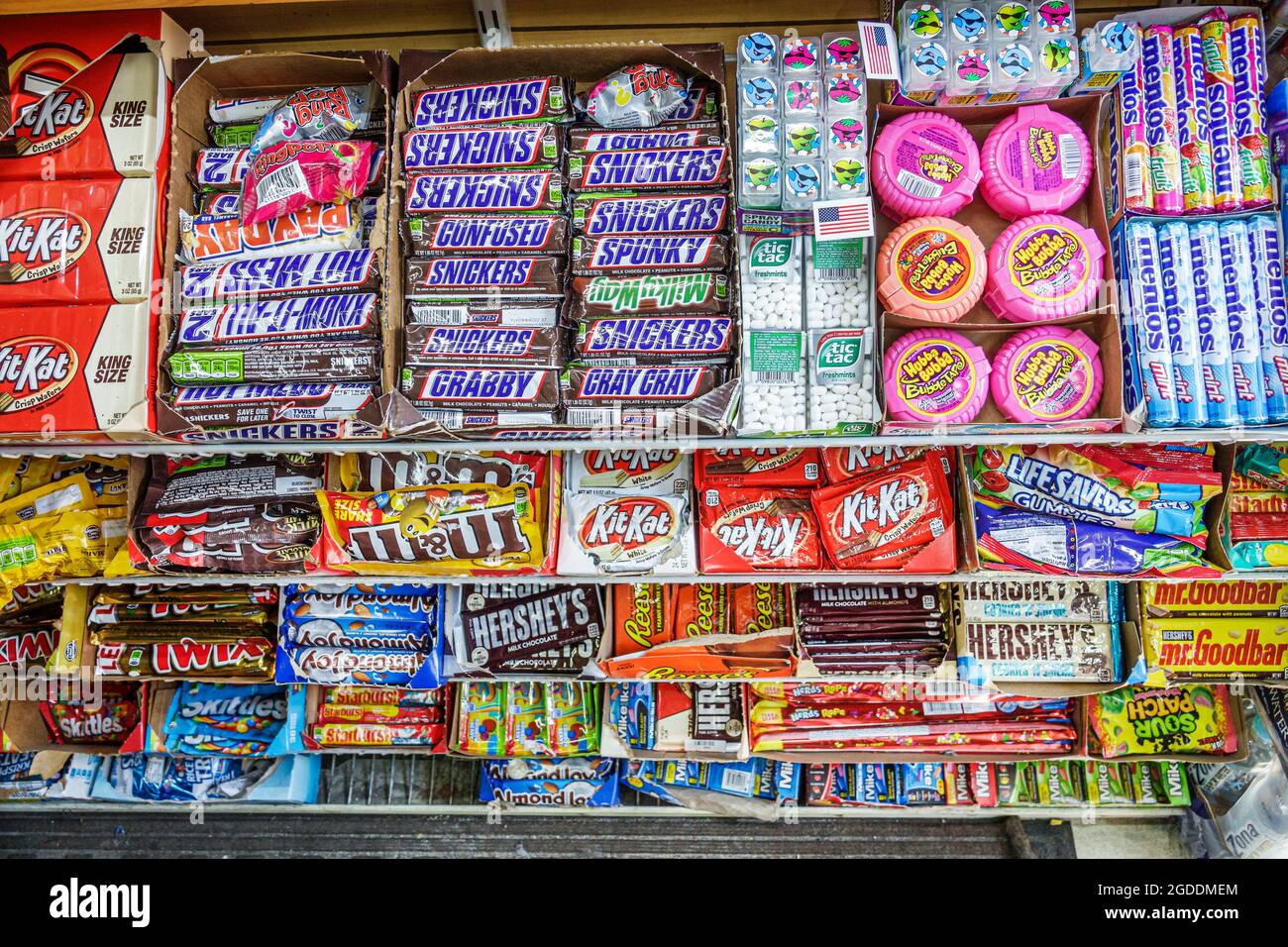 Florida Immokalee convenience store candy junk counter,display sale Snickers M&Ms Kit-Kat mints Mentos Hershey's Stock Photo - Alamy