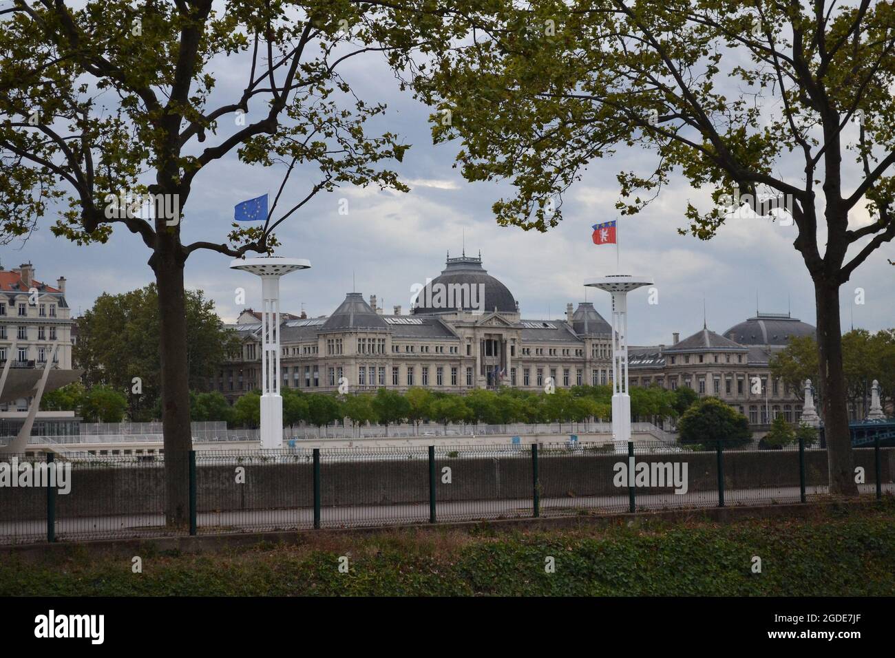 Ville de Lyon en France, vue sur les tours de la piscine extérieur des quais du Rhône tout proche de la place Bellecour Stock Photo