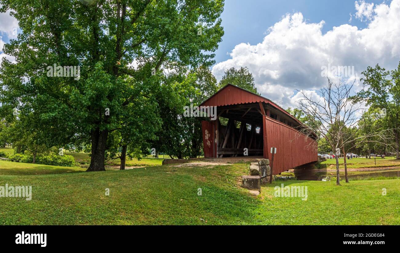 Tug fork covered bridge hires stock photography and images Alamy