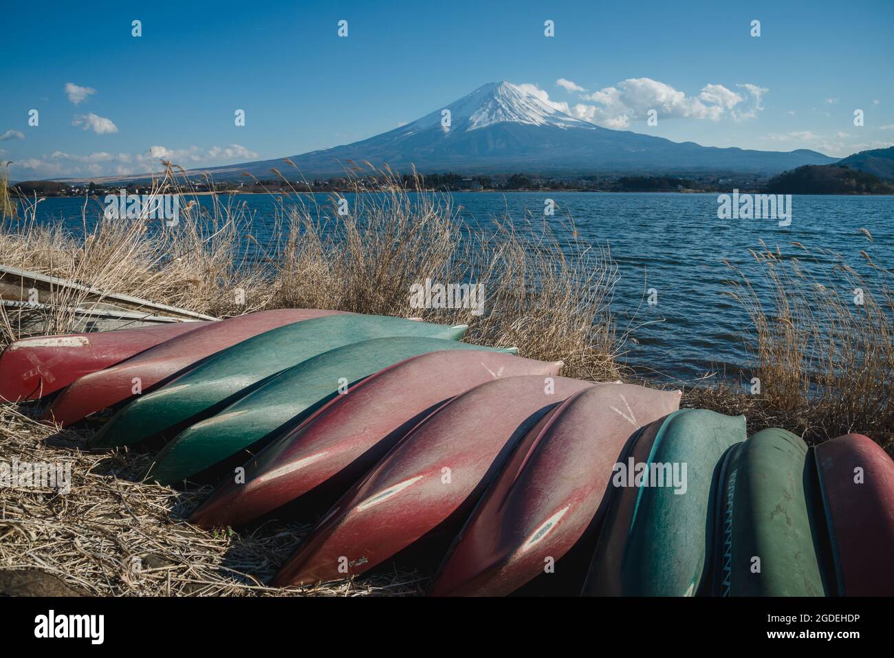 The scenery of the kayak boat in Kawaguchiko lake at Fuji Mountain, Japan Stock Photo Alamy