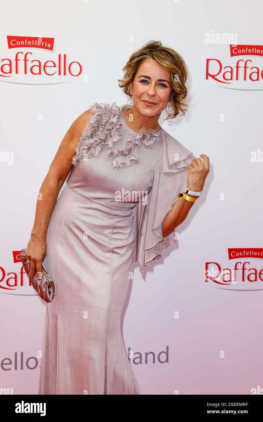 Berlin, Germany. 12th Aug, 2021. Bettina Cramer comes to the 'Raffaello Summer Dinner 2021' at the Königliche Porzellan-Manufaktur Berlin. Credit: Gerald Matzka/dpa/Alamy Live News Stock Photo