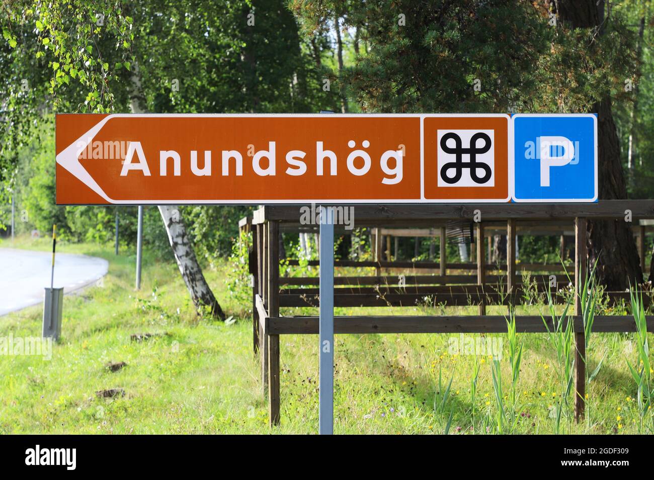 Brown signpost indicate the way to car park at  the tumulus Anundshog near Vasteras in the Swedish province of Vastmanland. Stock Photo