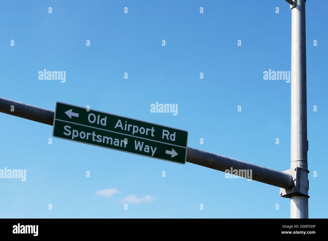 Straßenschild, Hinweisschild, Richtung Old Airport Rd und Sportsmann Way, Alaska Stock Photo